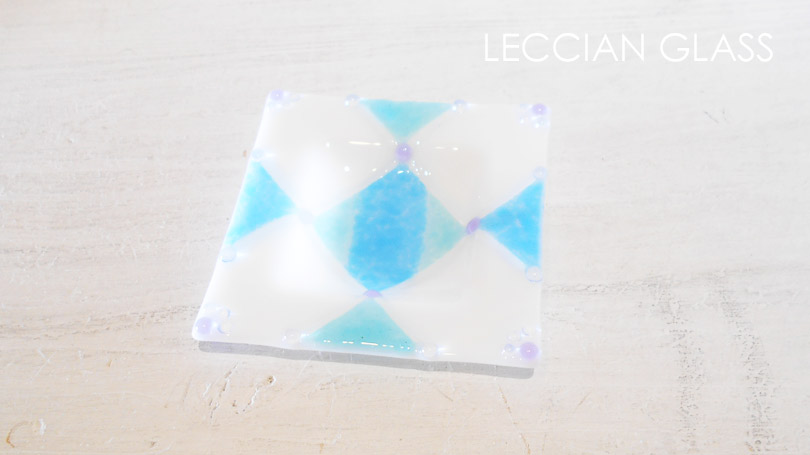 『なちゅれ』さん課題作品　スクエアプレート10㎝A-1【ベーシックコース】｜ガラスフュージング・レチアンガラス資格認定講座　オンライン講座受講サイト（通信講座）